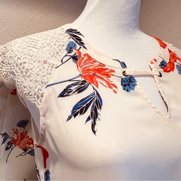 MAURICES sleeveless top blouse size medium floral lace - Picture 2 of 8